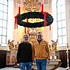 In der Adventszeit bereiten sich die Kirchen auf Weihnachten vor. Ulrich Sickinger (rechts) und Wieland Bopp-Hartwig unter dem ...