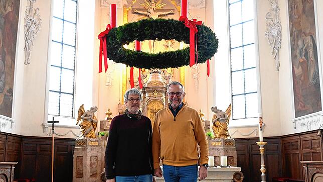 In der Adventszeit bereiten sich die Kirchen auf Weihnachten vor. Ulrich Sickinger (rechts) und Wieland Bopp-Hartwig unter dem ...