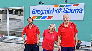 Michael Weisser und seine Eltern Elke und Matthias vor dem neuen Eingang zur Bregnitzhofsauna. Bilder: Roland Sprich
