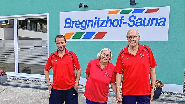 Michael Weisser und seine Eltern Elke und Matthias vor dem neuen Eingang zur Bregnitzhofsauna. Bilder: Roland Sprich