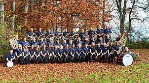 Die Aktiven haben sich zu einem Gruppenbild bereit gemacht: Der Musikverein Hattingen feiert sein 100. Jubiläum und blickt auf eine ...