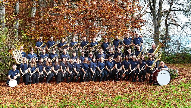 Die Aktiven haben sich zu einem Gruppenbild bereit gemacht: Der Musikverein Hattingen feiert sein 100. Jubiläum und blickt auf eine ...