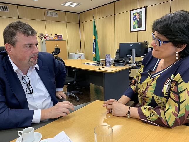 SÜDKURIER-Korrespondent Tobias Käufer beim Interview mit Damares Alves in deren Büro in Brasilia.