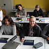 Digitaler Unterricht an der Konstanzer Wessenbergschule: Lehrerin Jasmin Dietrich überträgt per Tablet eine Audiodatei und Aufgaben an ...