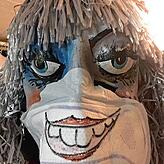 Diese Maske für 2020 waren schon fertig und wurde aus aktuellem Anlass noch mit einer Corona-Schutzmaske ausgestattet. Auf die Straße ...