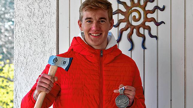 Auszeichnung: Mit der Silbermedaille für Platz zwei mit der Staffel bekam der Bad Säckinger Biathlet Fabian Kaskel vom SC Todtnau bei ...