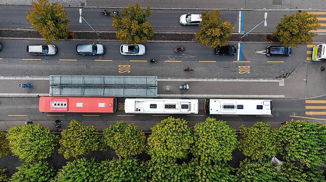 Der Busbahnhof am Kreuzlinger Bärenplatz. Zwei weiße Kreuzlinger Stadtbusse und ein Konstanzer „Roter Arnold“ warten auf ...
