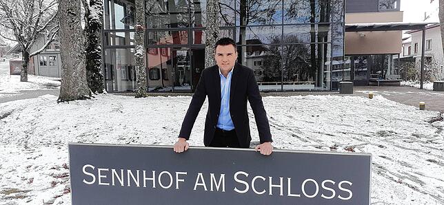 Bürgermeister Denis Lehmann posiert am Sennhof am Schloss, der guten Stube der Gemeinde Heiligenberg.