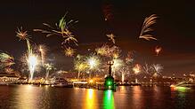 (Archivbild) Was bringt 2025? Hier ein Bild des Silvesterfeuerwerks zum Jahreswechsel 2023/2024 am Konstanzer Trichter. An Anlässen zu ...