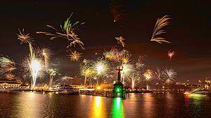 (Archivbild) Was bringt 2025? Hier ein Bild des Silvesterfeuerwerks zum Jahreswechsel 2023/2024 am Konstanzer Trichter. An Anlässen zu ...