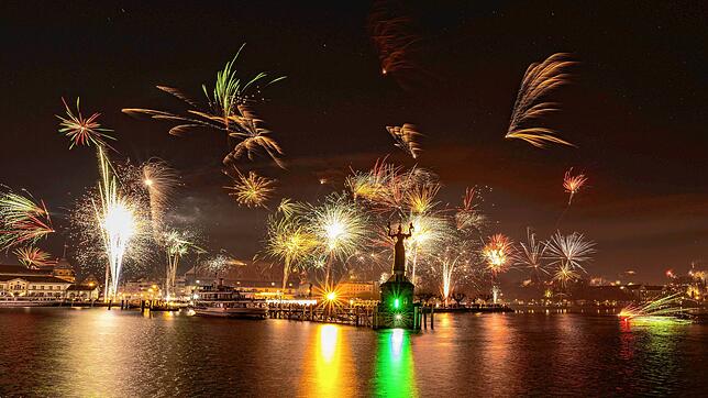 (Archivbild) Was bringt 2025? Hier ein Bild des Silvesterfeuerwerks zum Jahreswechsel 2023/2024 am Konstanzer Trichter. An Anlässen zu ...