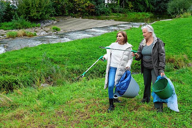 Sanne Weber (rechts) sammelt mit Claudia Schmid Müll an der Rotach.