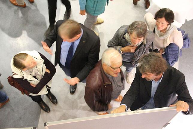 Baubürgermeister Matthias Längin (Zweiter von links) und Stadtplaner Thomas Kölschbach (rechts) im Gespräch mit Bürgern.