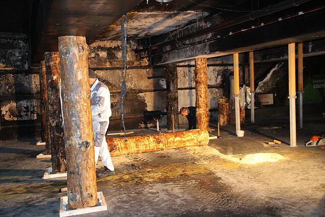 Holzstämme stützen die Decke ab. Nun steht fest, dass das Tragwerk in der Ebene unterhalb der Ein- und Ausfahrt ersetzt werden muss.