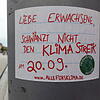 ...ebenso an dieser Straßenlaterne kleben noch die Klima-Flyer