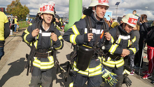 Jede Menge Spaß hat eine Abordnung der Frickinger Feuerwehr, die mit Uniform plus 15 Kilogramm Gepäck beim ersten Apfellauf mitwalkt. ...