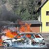 Völlig ausgebrannt ist das zu sehende Fahrzeug. Die Feuerwehr Vöhrenbach hatte zusätzlich einiges zu tun, um das angrenzende Wohnhaus zu ...