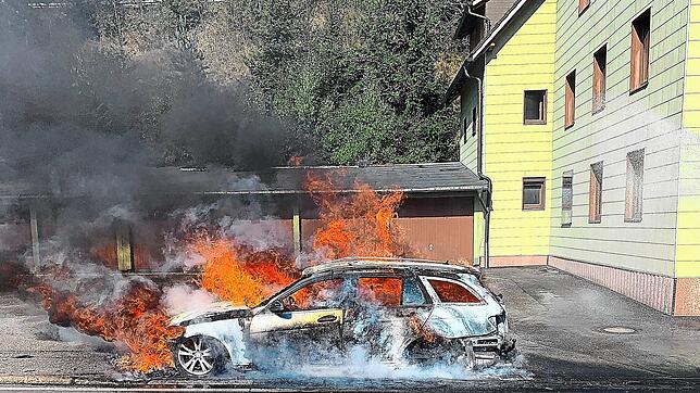 Völlig ausgebrannt ist das zu sehende Fahrzeug. Die Feuerwehr Vöhrenbach hatte zusätzlich einiges zu tun, um das angrenzende Wohnhaus zu ...