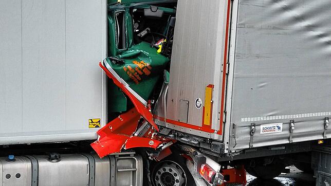 Bild : Schwerer Unfall auf der Schänzlebrücke: Zwei verletzte Lkw-Fahrer im Krankenhaus und Schaden von rund 150.000 Euro