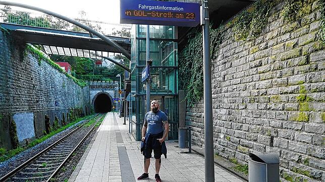 Benjamin Sinzinger wäre an diesem Montag gerne zu seiner Mutter nach Radolfzell gefahren. Doch sein Zug kommt nicht.