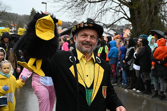 Bild 1: Die schönsten Bilder vom Fasnachtsumzug in Schwerzen: So feiern die Narren trotz Nieselregen