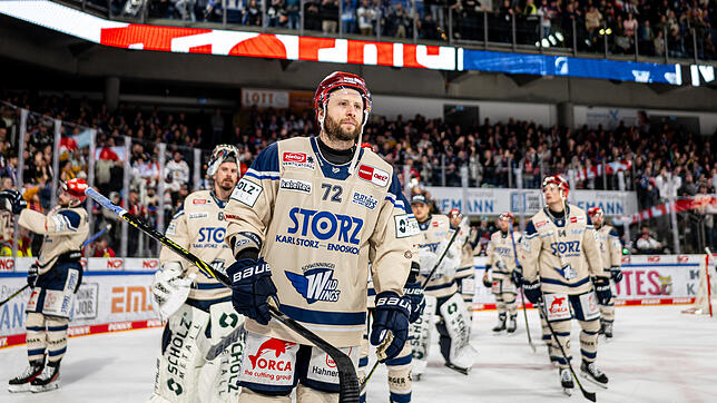 Enttäuschung bei Brandon McMillan (vorne) und den Schwenninger Wild Wings. Im entscheidenden dritten Spiel setzten sich die Nürnberg Ice ...