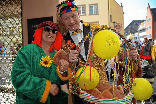 Der OB hat tatsächlich den Rathausschlüssel gegen Fasnetsküchle getauscht, doch muss seine Beute bald teilen.