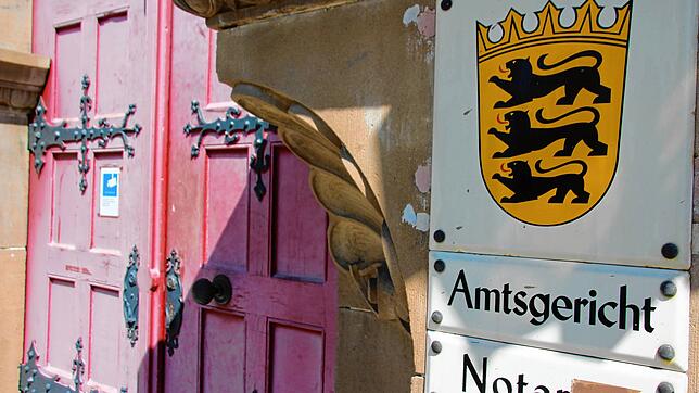 Das Eingangsportal des Stockacher Amtsgerichts. Hinter diesen Türen wurde jüngst ein Fall von häuslicher Gewalt verhandelt.