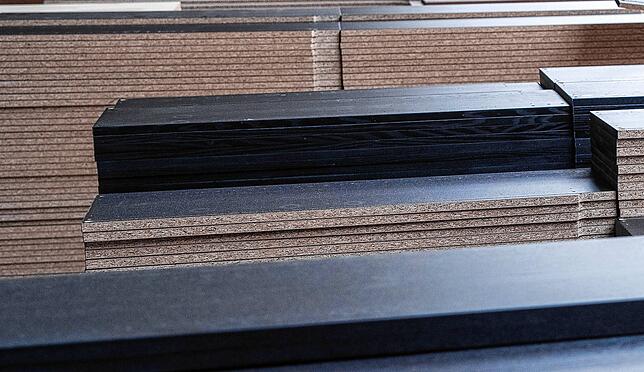 Um sechs Prozent haben sich Spanplatten im ersten Quartal 2020 verteuert. Eine ähnliche Preiserhöhung erwartet Dirk Schmidtbauer, ...
