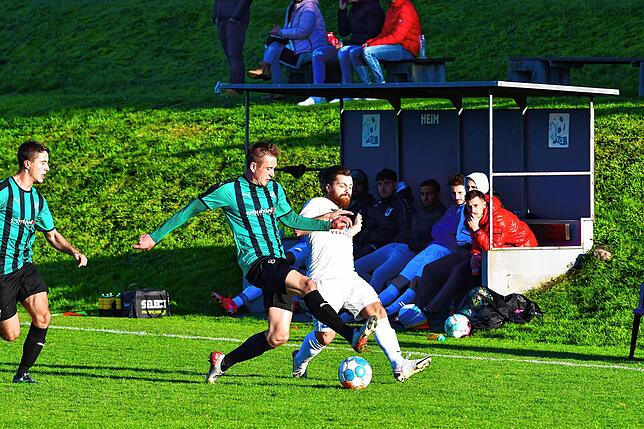 Bild 24: FC Zell übernimmt mit dem 2:1 beim FC Erzingen die Tabellenführung &ndash; und wir haben die Bilder!