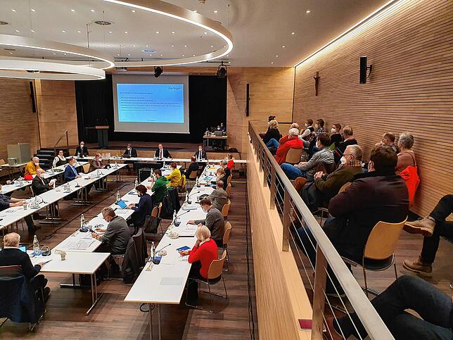 Einige Besucher wurden abgewiesen, weil es im Pfarrzentrum zu eng geworden wäre. Sie verfolgten von den Zuschauerrängen aus die Wahl des ...