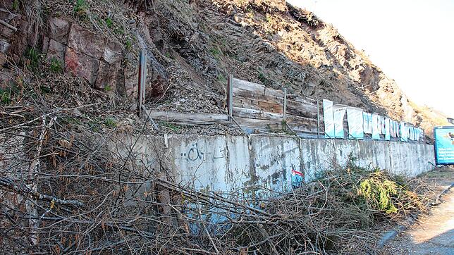 Links und rechts der Stützmauer an der Bundesstraße soll nun eine Hangsicherung erfolgen.