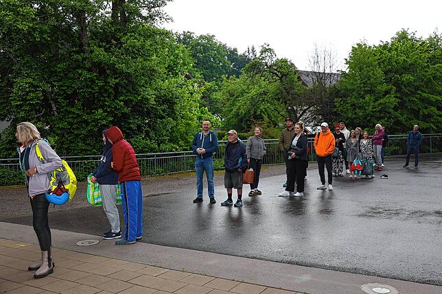 Die ersten Unerschrockenen warten am Montag kurz vor halb sieben auf Einlass ins Villinger Kneippbad zum ersten Frühschwimmen.