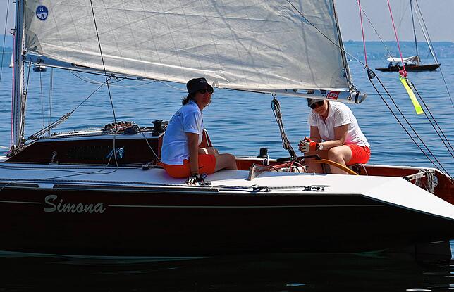 Die Dauergewinnerin des Lilli-Braumann-Honsell-Preises: Diana Hundenborn (rechts) vom Yacht-Club Langenargen auf der Simona.