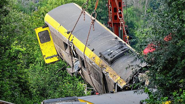 Bild : Nach tödlichem Zugunglück von Riedlingen: Restliche Zug-Waggons sollen geborgen werden