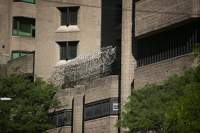 Stacheldraht hängt an der Haftanstalt Metropolitan Correctional Center in Lower Manhattan, New York, in der sich der Milliardär Epstein ...
