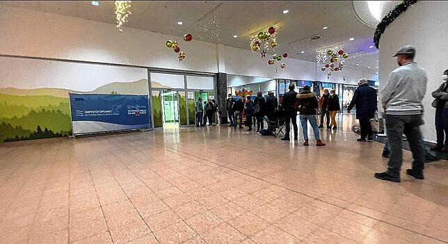 Um 15.15 Uhr war die Kapazität am Mittwoch bereits ausgelastet. Alle, die bis dahin ein Ticket hatten, erhielten bis 20 Uhr ihre Impfung ...