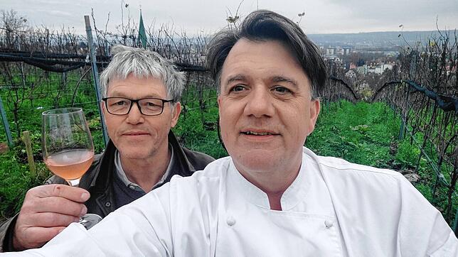 Oenologe Hellmut Wolf, Hincooker Andi Schuler und der Orangen Wein. Im Hintergrund der Weinberg auf dem Hafner mit Blick auf ...