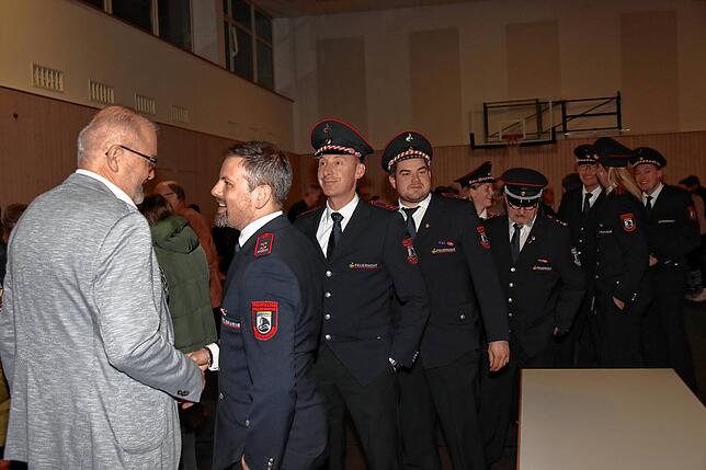 Um Rudolf Fluck zum Wahlsieg zu gratulieren ist auch eine Abordnung der Feuerwehr Mönchweiler in die Alemannenhalle gekommen.
