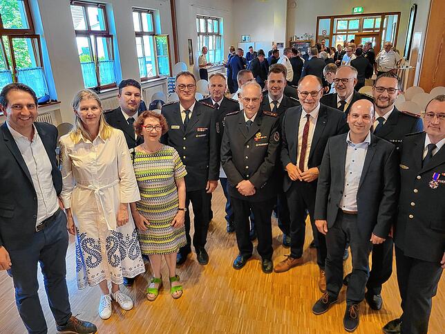 Festprominenz aus Politik und der Feuerwehr beim Kommandanten-Empfang in Bohlingen, anlässlich des 125-jährigen Jubiläums der Ortswehr ...