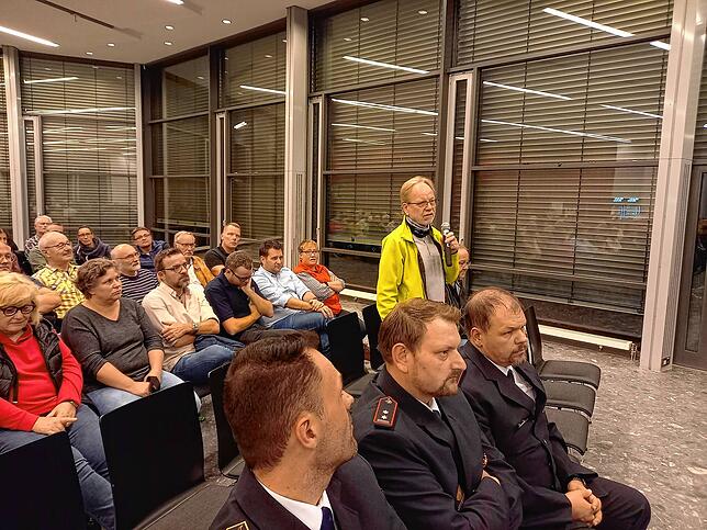 Eine Stunde lang nutzten die Bürger die Gelegenheit, das Wort zu ergreifen, wie hier Roland Briese aus Bitzenhofen. Viele kritisierten ...