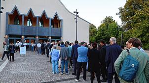 Der Andrang ist groß, als die Scheffelhalle Singen am 19. September eröffnet wird.