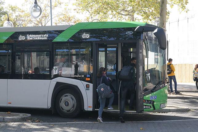 Busbahnhof Waldshut: Fahrgäste steigen in den Ersatzbus nach Bad Säckingen ein.