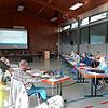 So machen es viele: Im großen Saal mit weitem Abstand tagt der Laufenburger Gemeinderat in der Luttinger Möslehalle. Bild: Markus Vonberg