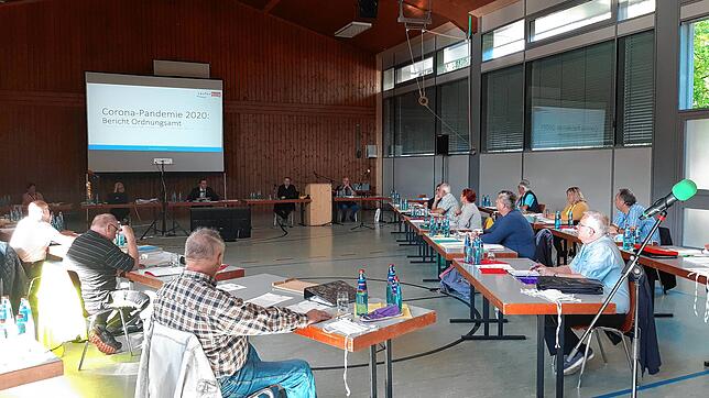 So machen es viele: Im großen Saal mit weitem Abstand tagt der Laufenburger Gemeinderat in der Luttinger Möslehalle. Bild: Markus Vonberg