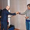 Erst Anfang Oktober 2020 wurde Bernhard Deufel (rechts) von Bürgermeister Rainer Stolz (links) als Nachrücker im Gemeinderat willkommen ...