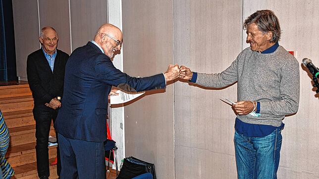 Erst Anfang Oktober 2020 wurde Bernhard Deufel (rechts) von Bürgermeister Rainer Stolz (links) als Nachrücker im Gemeinderat willkommen ...