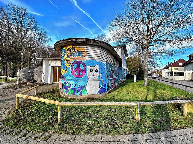 Der Pavillon am Eingang zum früheren Messegelände steht heute noch, wird aber nicht mehr genutzt.