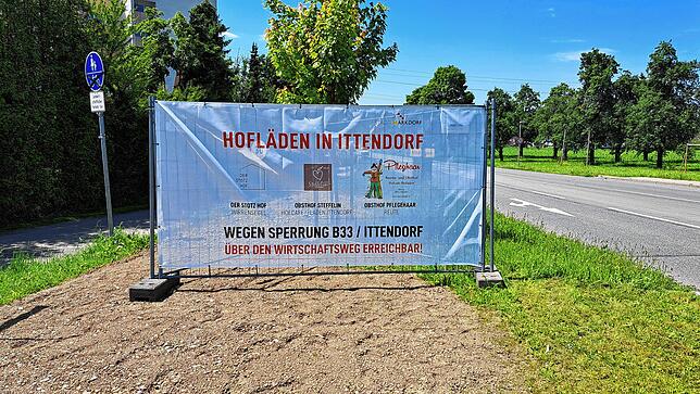 Ein vorsorglich aufgestelltes Transparent der Stadt Markdorf weist am Ortsausgang darauf hin, dass die Hofläden in Ittendorf und Reute ...