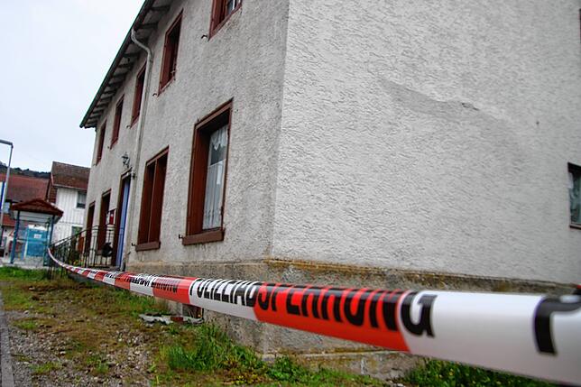 Das Haus in der Ringstraße, in der der 64-Jährige gelebt hat, ist von der Polizei abgesperrt.